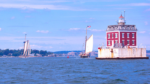 Enetring New London
